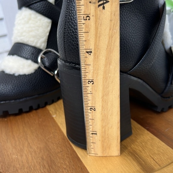 Black White Sherpa Chunky Treaded Sole Buckle Closure Lemon Drop PRIVILEGED 5.5 - Picture 11 of 11